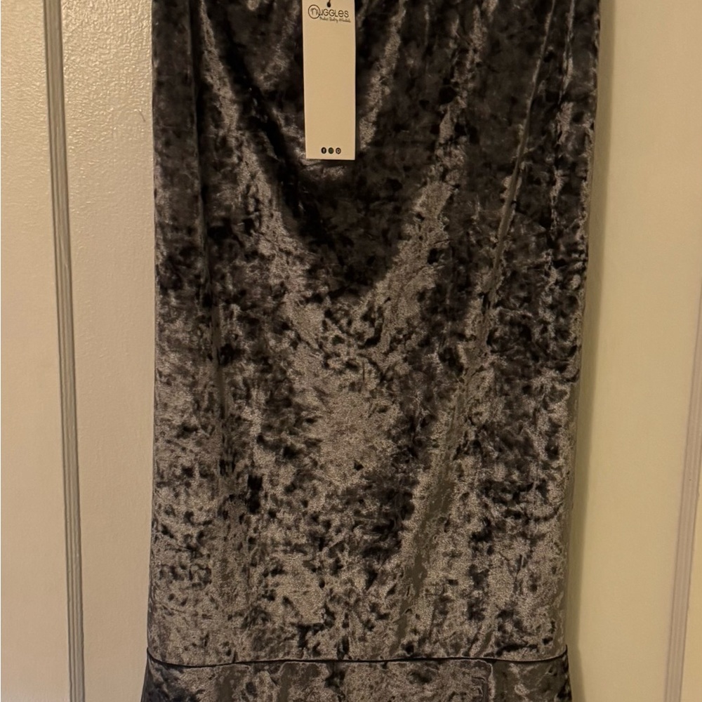 Chic Velvet Pencil Skirt in Charcoal